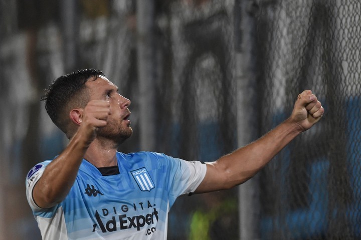 Con goles de Adrián y Roger Martínez, Racing venció 2-0 a Sportivo Luqueño en Paraguay en su debut por la Copa Sudamericana