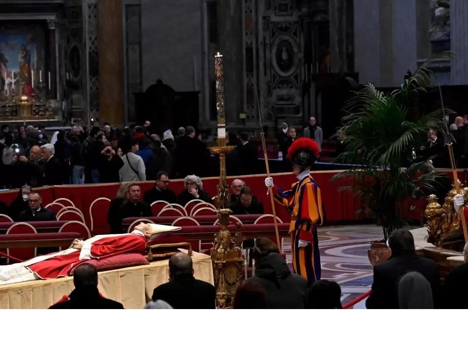 Cientos de fieles despiden a Benedicto XVI en la Basílica de San Pedro