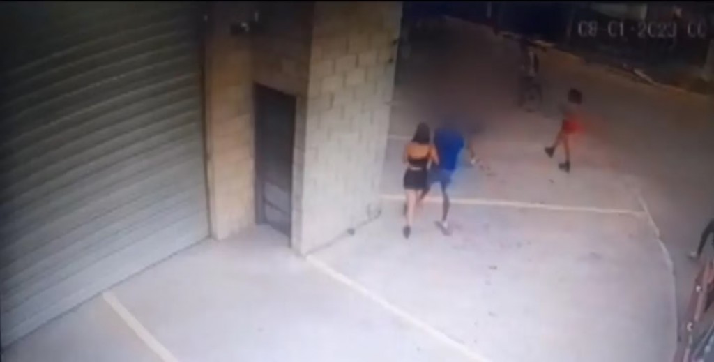 Diez agresores desmayaron a trompadas a un joven a la salida de un boliche y festejaron: “Lo matamos”
