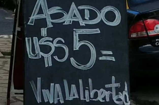 El Gobierno oficializó que ahora los precios podrán mostrarse en dólares en Argentina