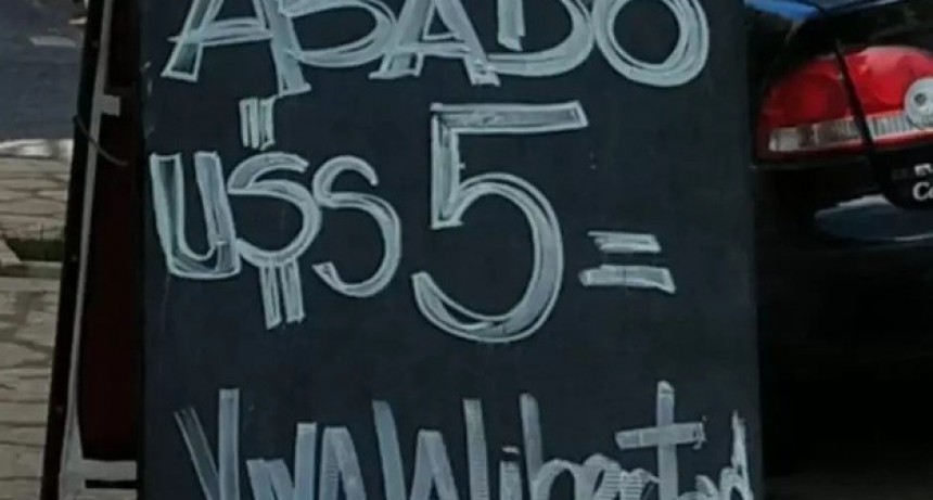 El Gobierno oficializó que ahora los precios podrán mostrarse en dólares en Argentina