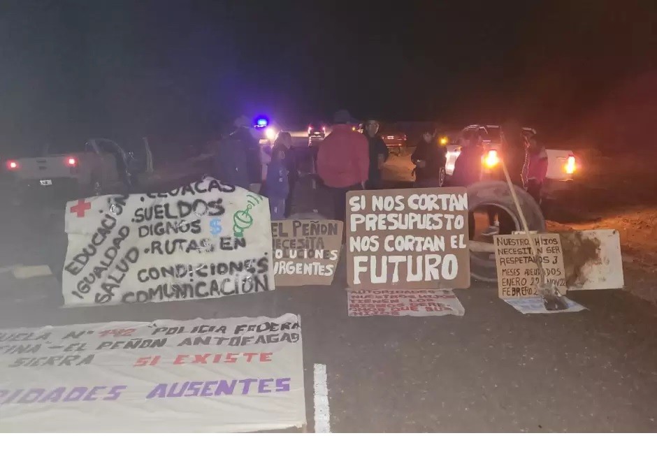 Manifestación y cruces en El Peñón por los fondos del Programa PIO