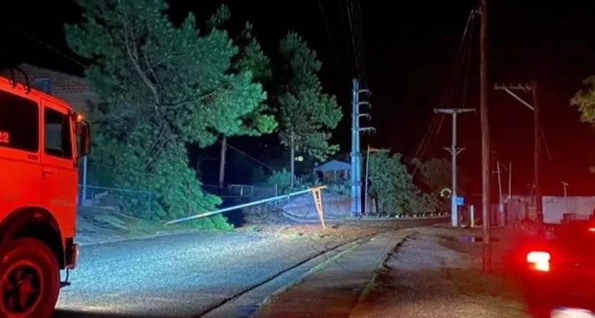 Temporal azotó Aconquija: caída de árboles, postes de luz y crecida de ríos