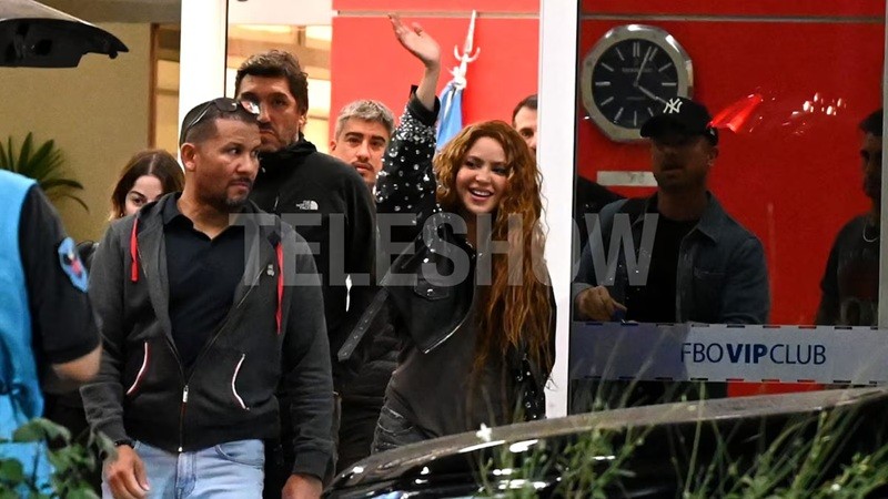 Shakira llegó a la Argentina en medio de una multitud de fans: todas las fotos en el Aeropuerto de Ezeiza