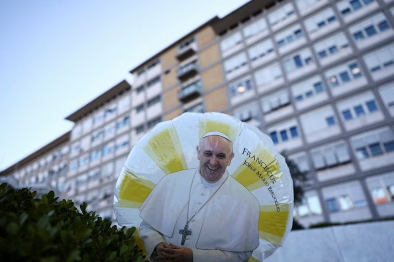 El papa Francisco avanza en su recuperación y sigue su tratamiento bajo observación médica