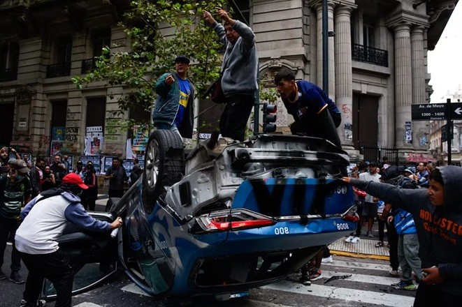 La marcha por los jubilados terminó con incidentes entre los barras y la policía, destrozos, heridos y 124 detenidos