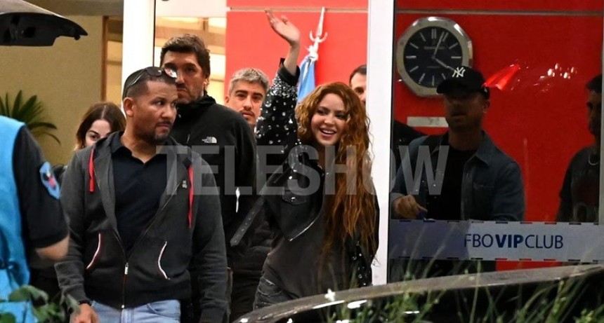 Shakira llegó a la Argentina en medio de una multitud de fans: todas las fotos en el Aeropuerto de Ezeiza