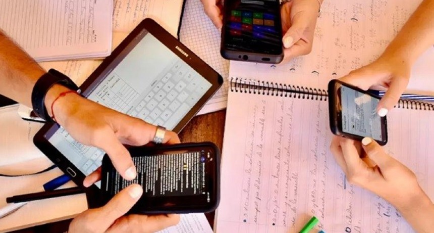 El 54% de los alumnos argentinos reconoce que se distrae con el celular en clase