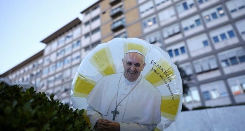 El papa Francisco avanza en su recuperación y sigue su tratamiento bajo observación médica