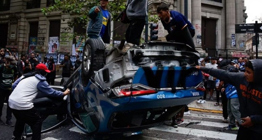 La marcha por los jubilados terminó con incidentes entre los barras y la policía, destrozos, heridos y 124 detenidos