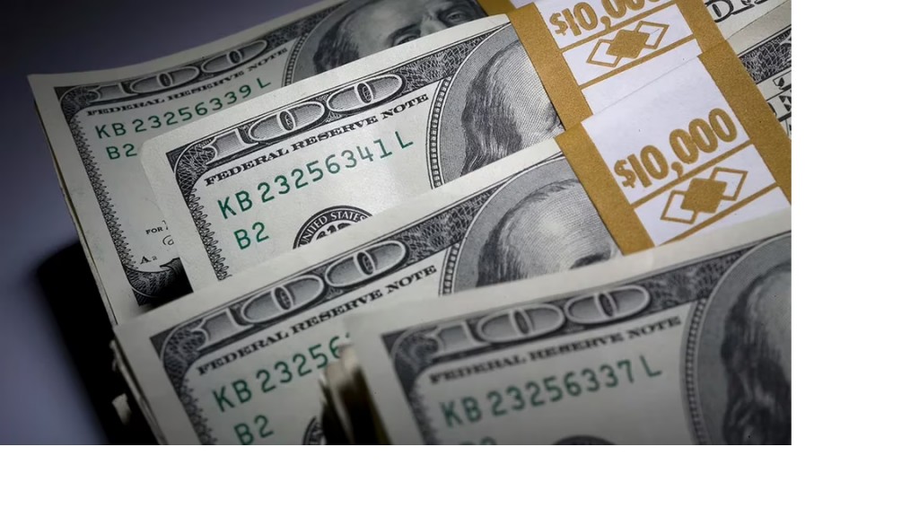 El dólar libre se acercó a $500, lleva diez días de alza y subió 100 pesos en abril: qué va a pasar según los analistas
