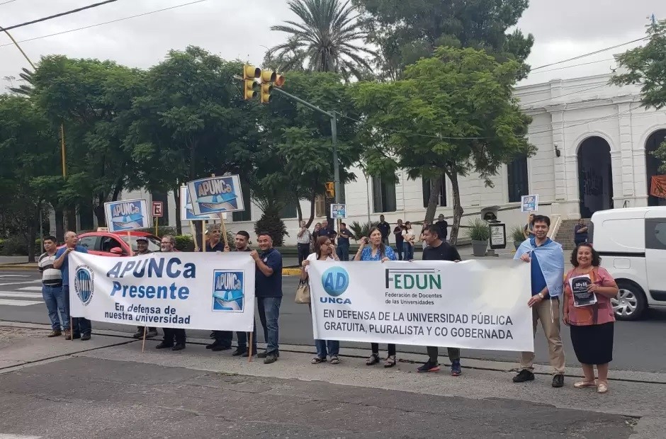 Docentes de la UNCA se movilizaron y confirmaron un nuevo paro en defensa del sistema universitario