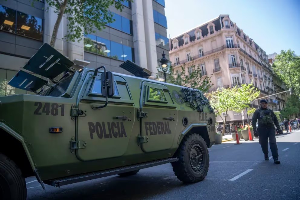 La Policía Federal declaró una alerta naranja tras el ataque a Israel y reforzó la vigilancia en embajadas y aeropuertos