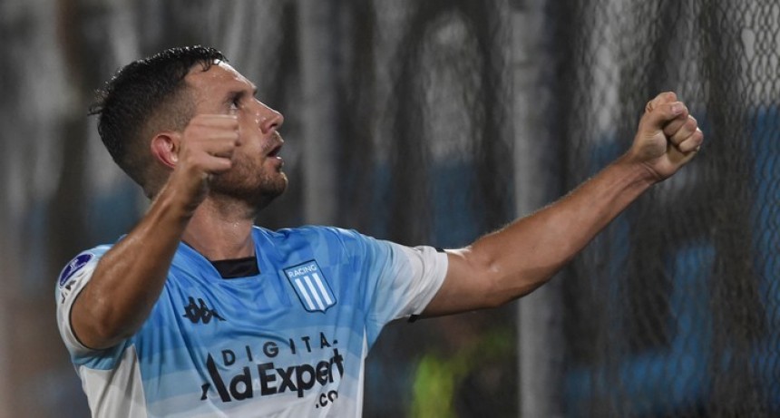 Con goles de Adrián y Roger Martínez, Racing venció 2-0 a Sportivo Luqueño en Paraguay en su debut por la Copa Sudamericana