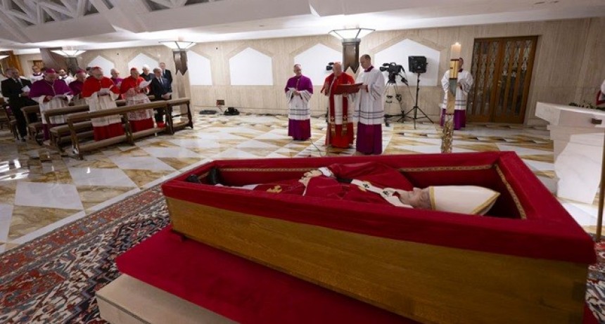 El Vaticano publicó las primeras imágenes del papa Francisco en su féretro