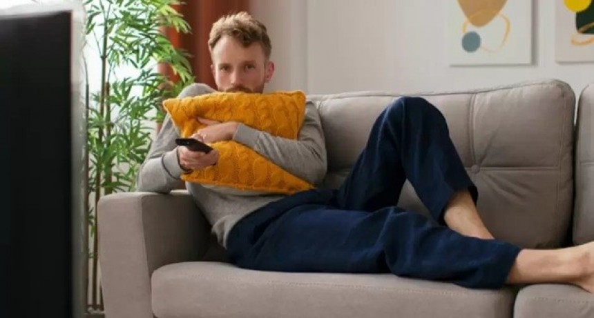 Qué significa que una persona prefiera quedarse en casa en vez de salir con amigos, según la psicología