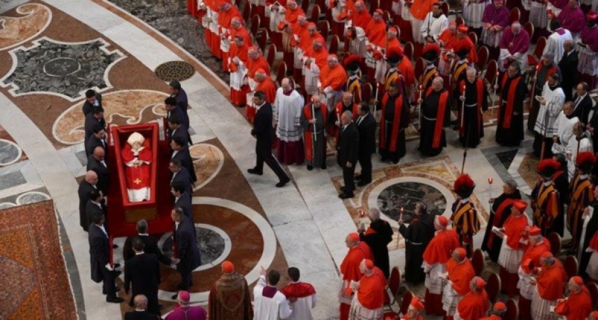 Miles de fieles comenzaron a ingresar a la Basílica de San Pedro para darle el último adiós al papa Francisco
