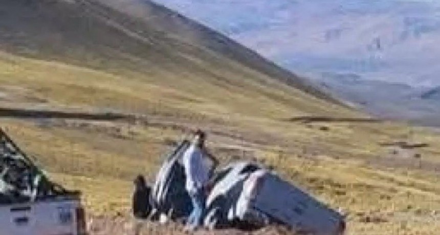Una camioneta con turistas volcó en Tinogasta