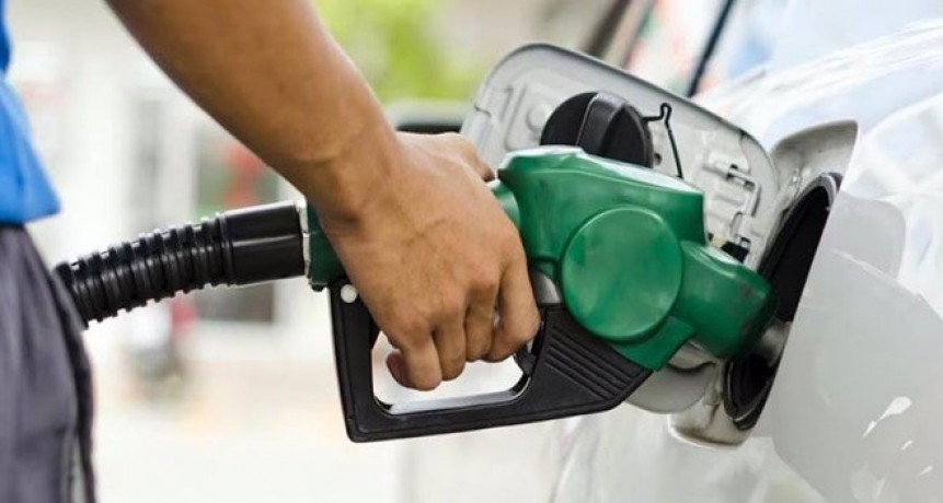 El Gobierno apuesta a que otras petroleras bajen el precio de la nafta en mayo tras el anuncio de YPF