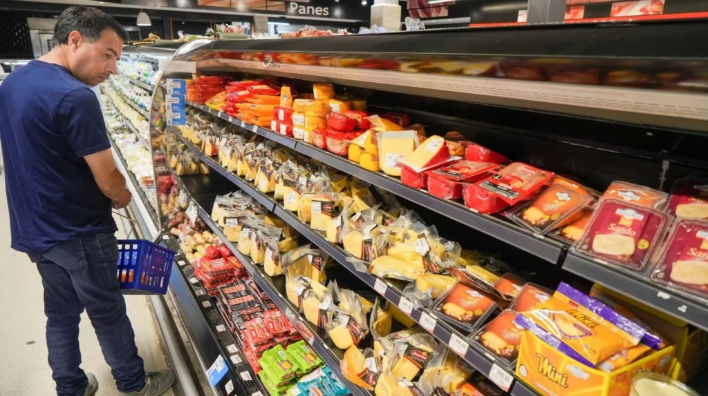 Los precios de los alimentos siguen en alza y recalientan la inflación de mayo