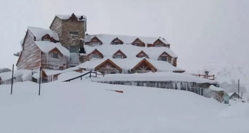 Llegó la nieve a Bariloche y complicó los pasos fronterizos y rutas principales