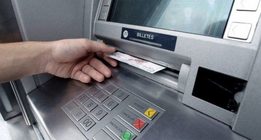 El insólito error de un banco: una mujer fue al cajero automático y encontró USD 1.000 millones depositados en su cuenta