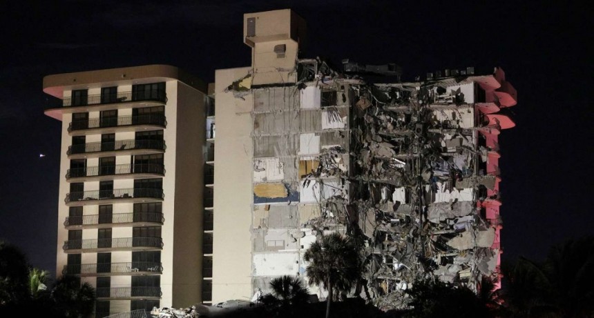 Se derrumbó un edificio en Miami y hay al menos un muerto: los rescatistas buscan piso por piso a los heridos