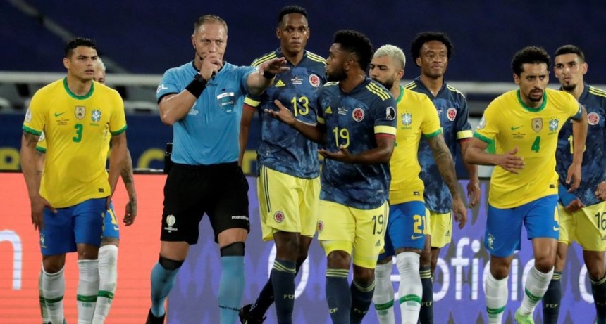 El audio del VAR en la polémica jugada del empate de Brasil ante Colombia: el diálogo entre Pitana y Vigliano