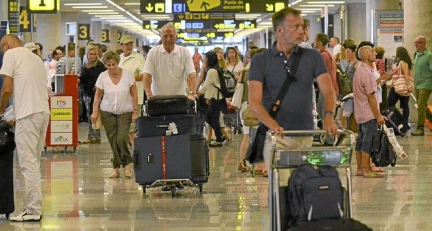 El Gobierno analiza restringir el cupo de ingreso de personas al país por el impacto de la variante Delta