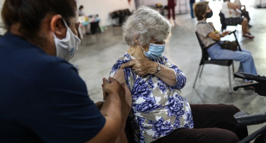 Preocupación por la variante Delta: el Gobierno evalúa un cambio en la estrategia de vacunación y acelerar la aplicación de las segundas dosis en los mayores de 60 años
