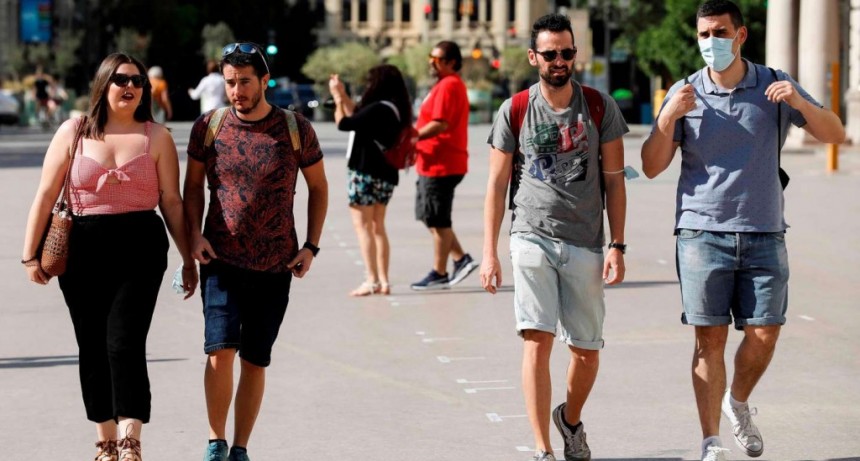 La tercera ola de coronavirus ya asoma en Europa: suba preocupante de casos y dos datos positivos clave para evitar usar el botón de alarma
