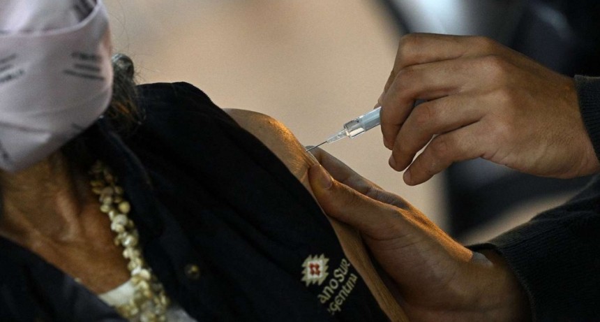 La OMS desaconsejó una tercera dosis de la vacuna contra el COVID-19: qué dicen los infectólogos argentinos