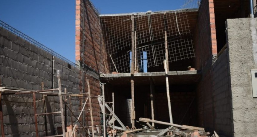 Accidente laboral: cuatro obreros sufrieron heridas al quedar atrapados bajo una losa