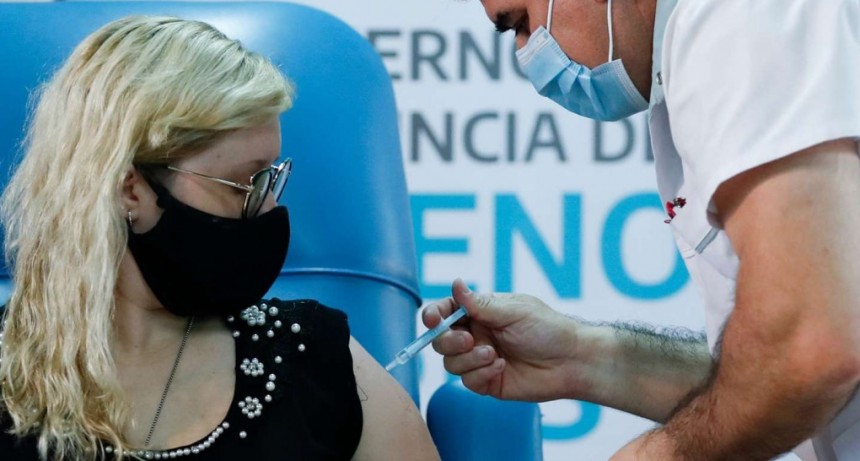 Vacunados e infectados: por qué persisten los contagios de coronavirus pese al aumento de los inmunizados