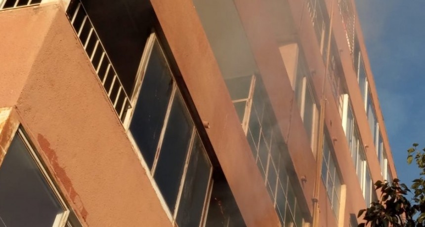 Un incendio afectó un departamento en el centro de la Capital
