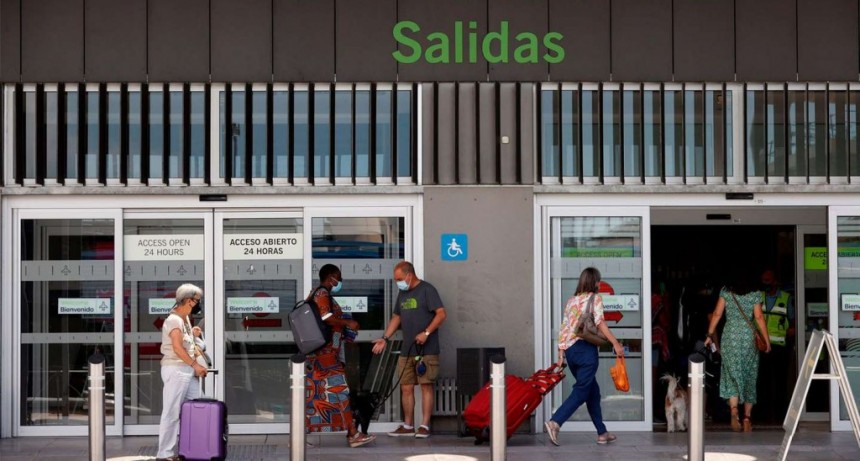 Para evitar restricciones a los vuelos, España impondrá una cuarentena obligatoria para viajeros que lleguen desde la Argentina