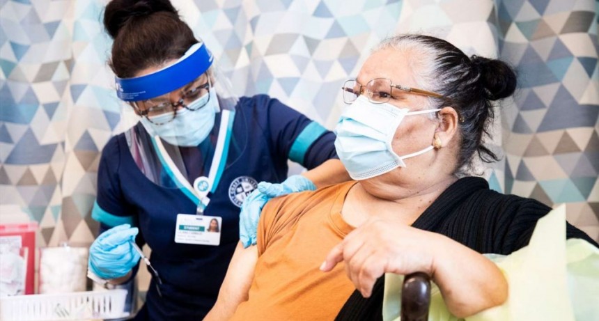 Estados Unidos analiza dar una tercera dosis a la población de riesgo y presiona a la OMS para reforzar la inmunización contra el coronavirus