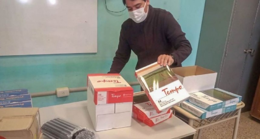 Entregaron mobiliario y útiles a la Escuela Secundaria 18 de Belén