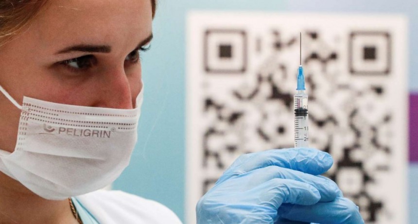 Rusia anunció que iniciará los estudios de combinación de la vacuna Sputnik V con AstraZeneca