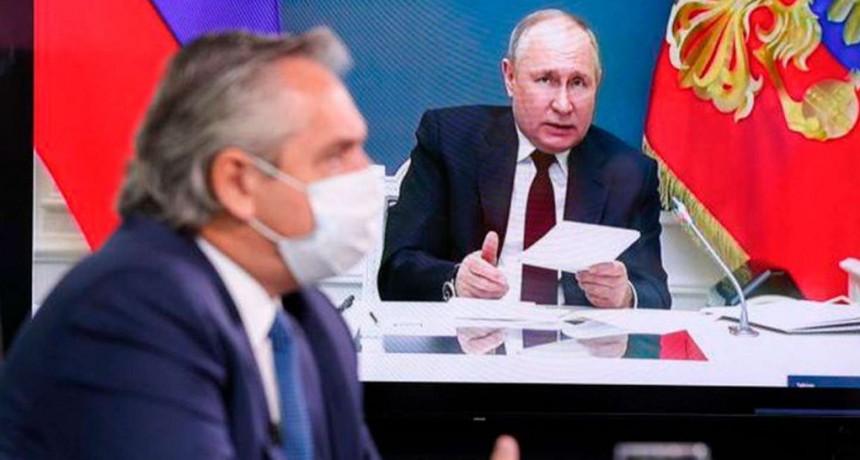 Ante la falta de segundas dosis, Rusia informó que “es seguro” combinar la vacuna Sputnik V con la de AstraZeneca