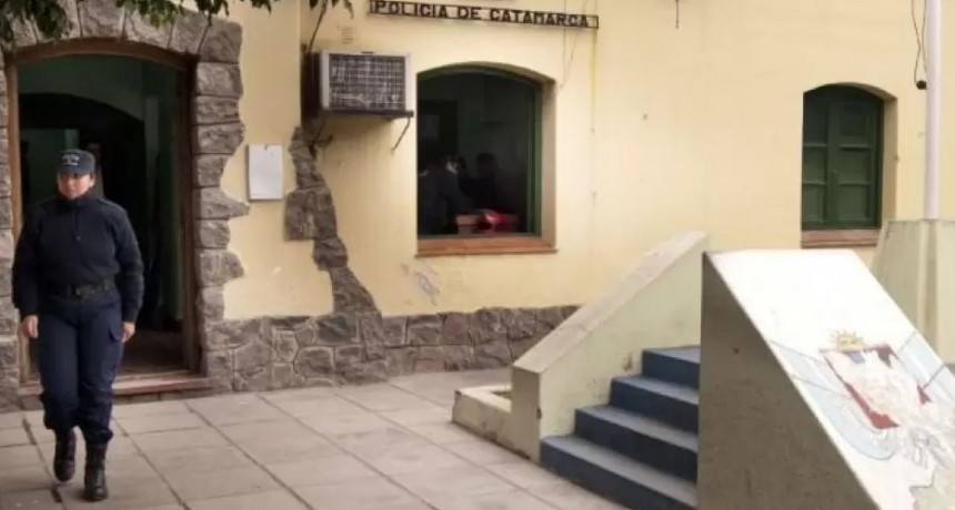 Un detenido fingió convulsiones y atacó a mordiscos a dos policías en el calabozo