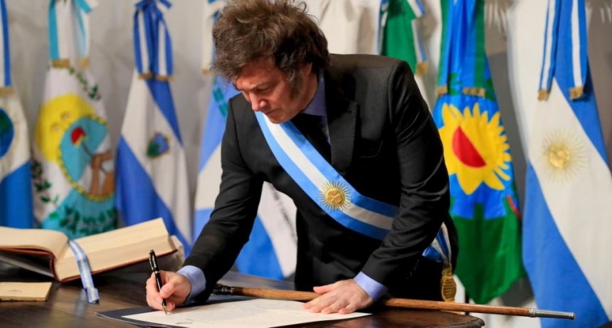 Tras la firma del Pacto de Mayo, Javier Milei empieza una nueva etapa con el desafío de organizar la economía