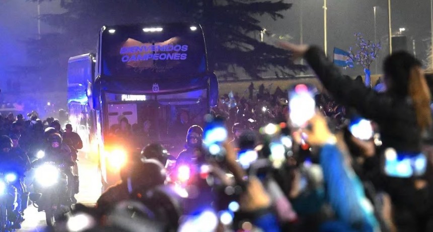 La selección argentina regresó al país tras ganar la Copa América: el plantel fue recibido por miles de hinchas y luego entró en el predio de Ezeiza