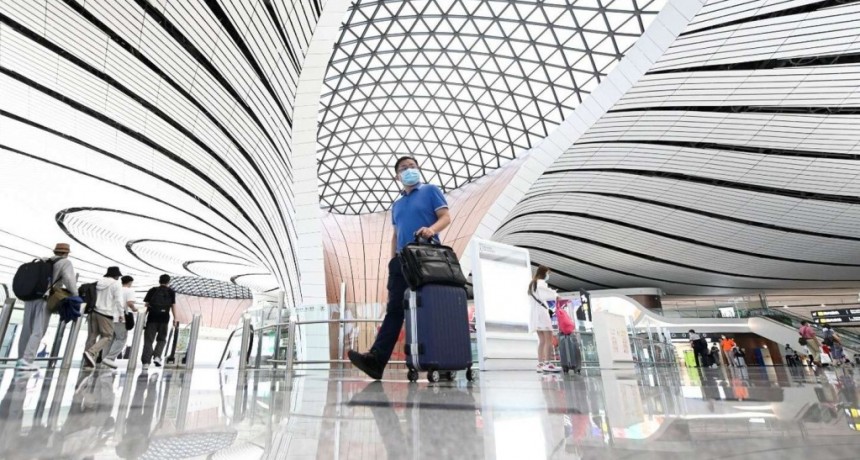 China restringe los viajes al extranjero de sus ciudadanos por los brotes de variante Delta