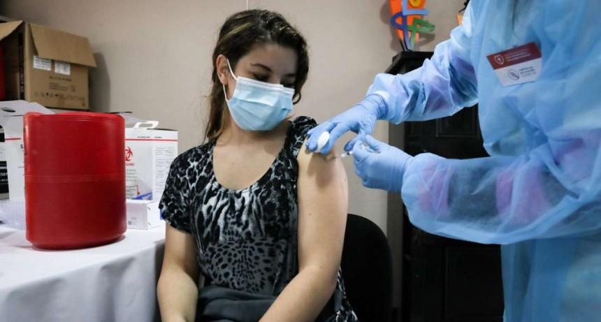 Qué laboratorios recomendaron una tercera dosis de la vacuna para reforzar la respuesta inmunitaria ante el coronavirus