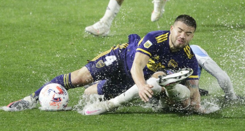 Boca empató Argentinos Juniors bajo un diluvio y se hunde en los últimos puestos del torneo argentino