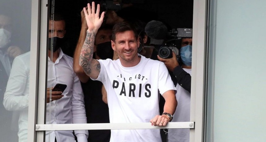 Lionel Messi está en París y firma en estos momentos con PSG: la euforia de los hinchas en la puerta del estadio