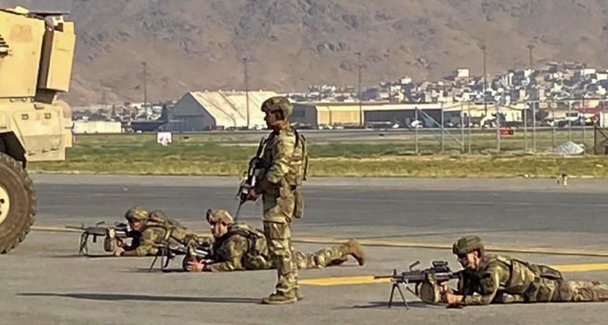 Caos en Afganistán por el terror a los talibanes: al menos cinco muertos en el aeropuerto de Kabul