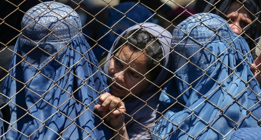 Las prohibiciones y los castigos más crueles que imponen los talibanes a las mujeres