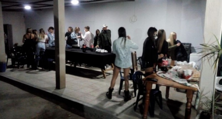 Notifican a 29 personas que celebraban un cumpleaños